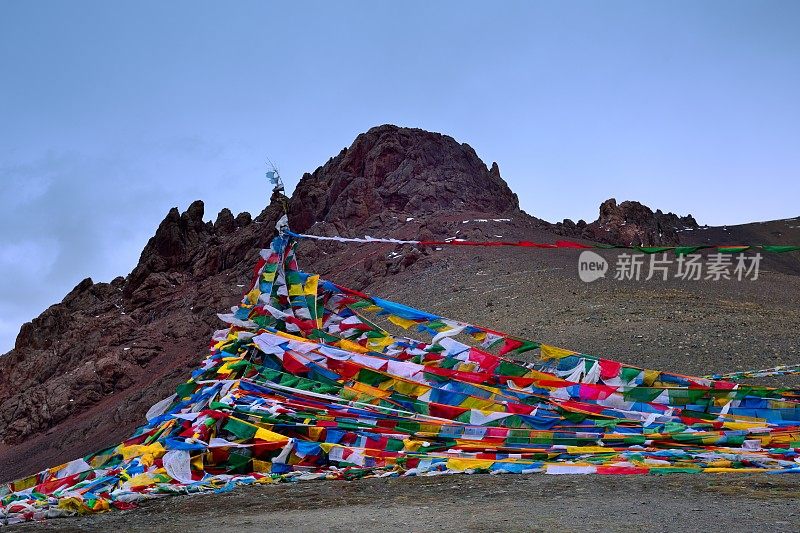 祈祷的旗帜在雪山09