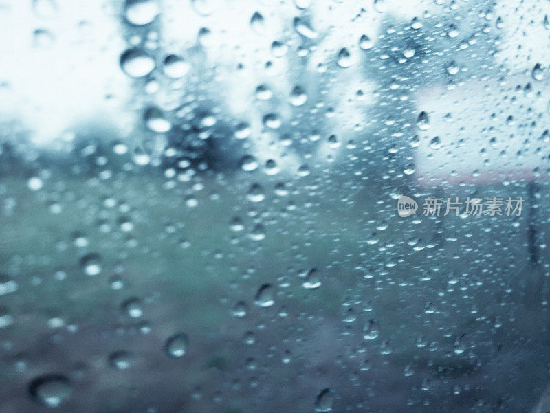 雨打在窗户上