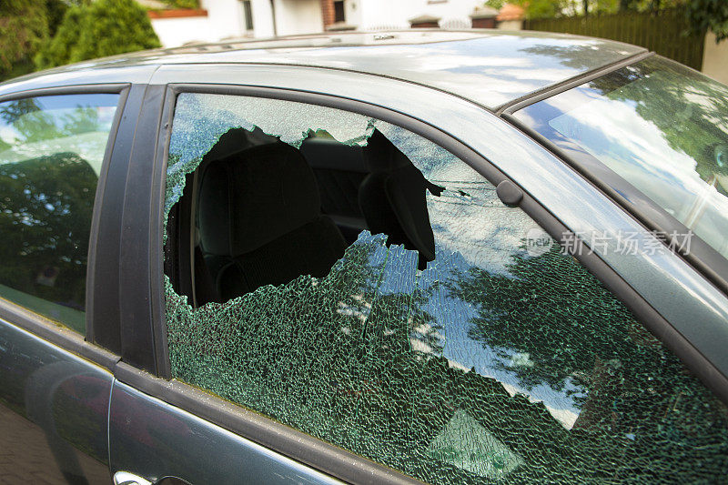 汽车玻璃被打碎