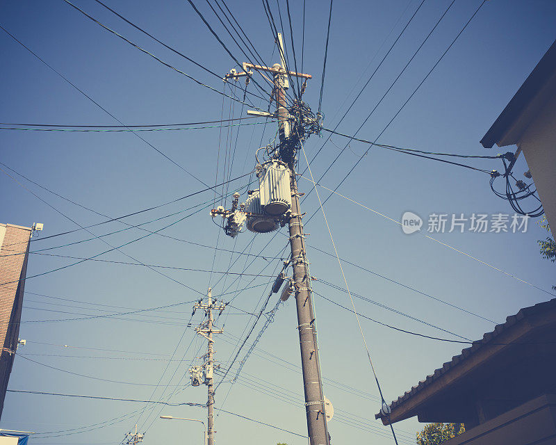 电线杆日本架空电力和电话电缆