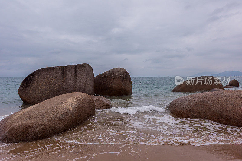 海滩和岩石