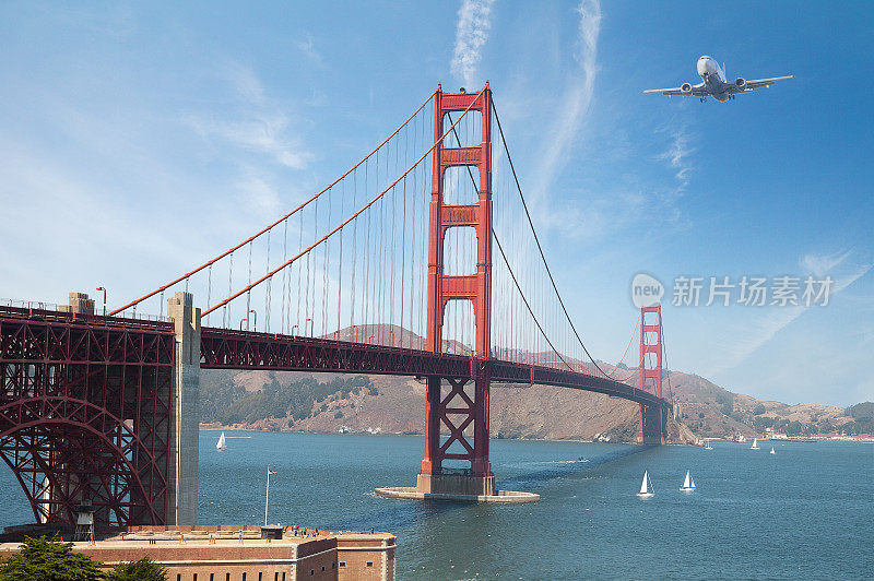 飞机飞越旧金山金门大桥