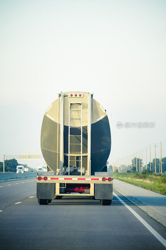 安大略加拿大公路上的油罐车