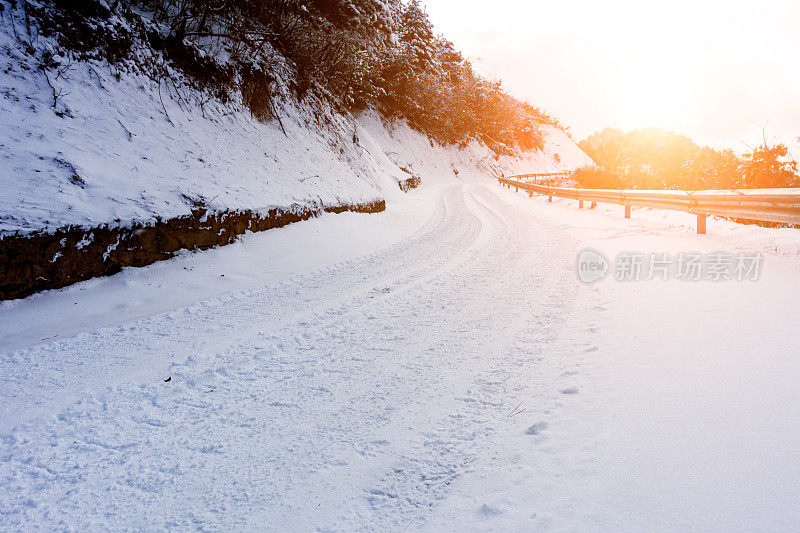 弯曲的乡村道路-多雪的冬天