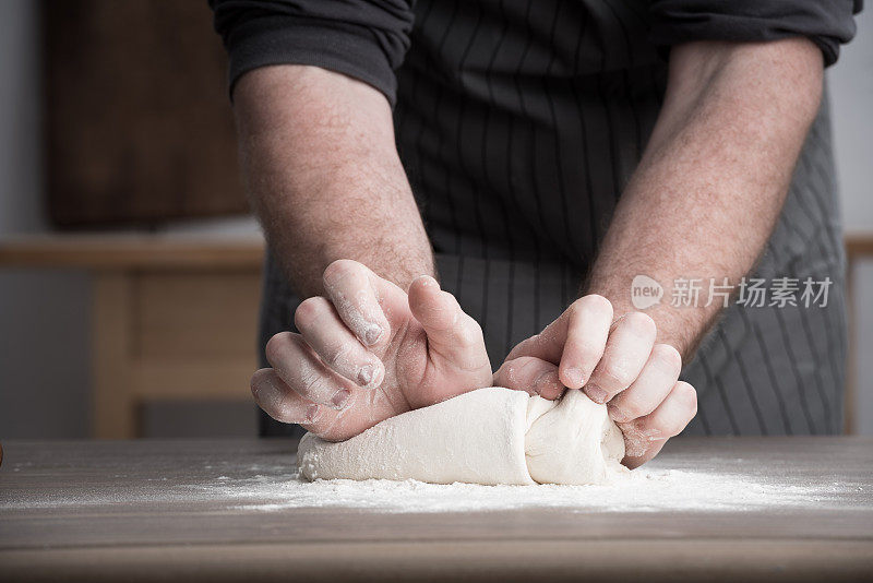 用传统方法制作面包或比萨饼的面包师