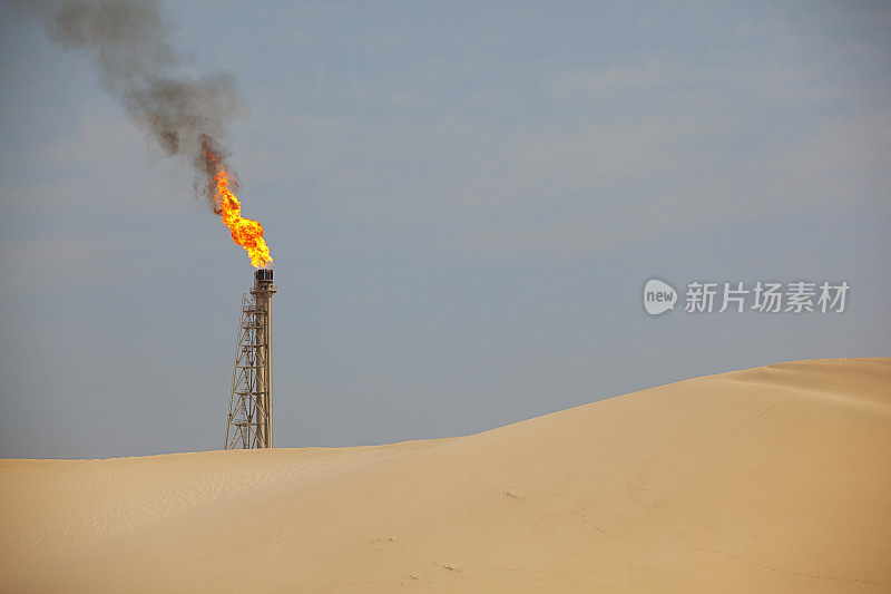 在沙质沙丘中，油罐起火