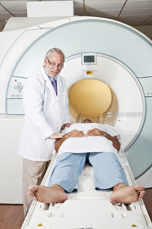 医生与接受核磁共振扫描的病人交谈