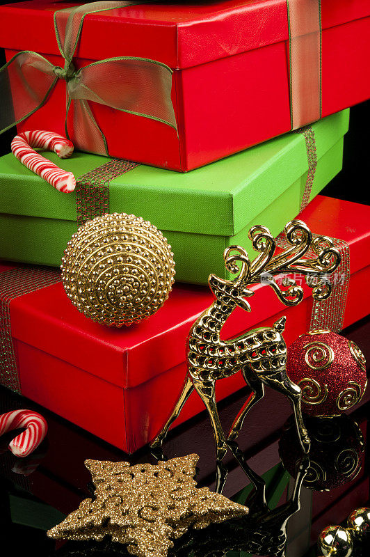 盒子和圣诞装饰品