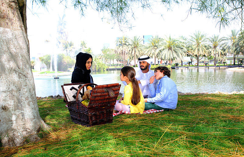 阿拉伯家庭在户外野餐