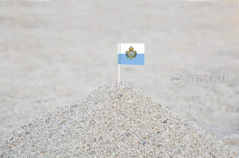 海滩上的圣马力诺旗