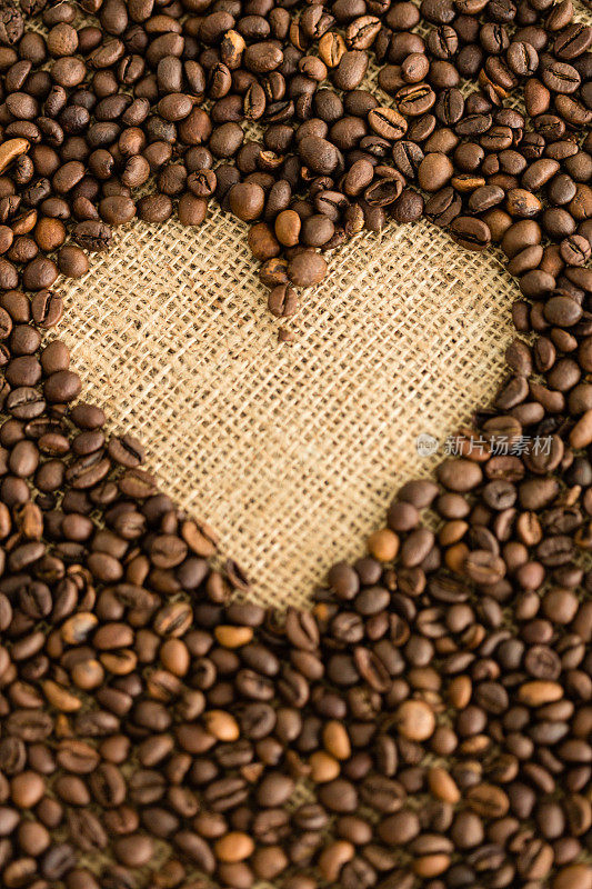 用粗麻袋上的咖啡豆做成的心形