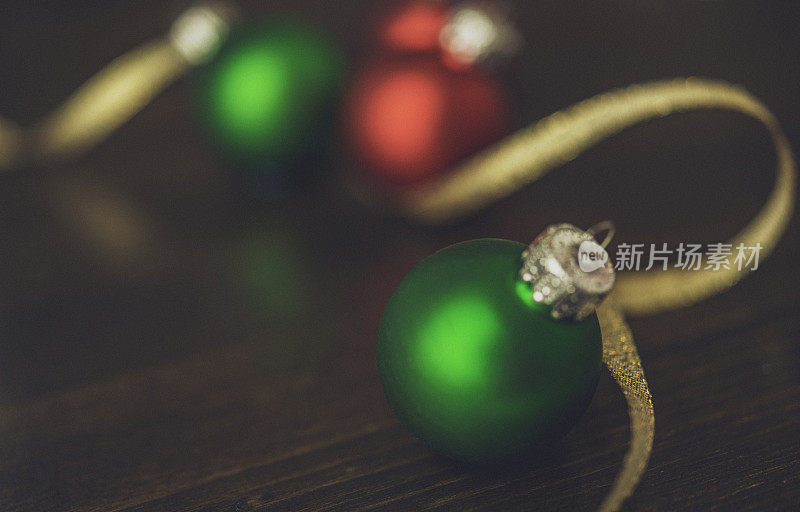 充满活力的圣诞装饰物和金色丝带在乡村木材的背景