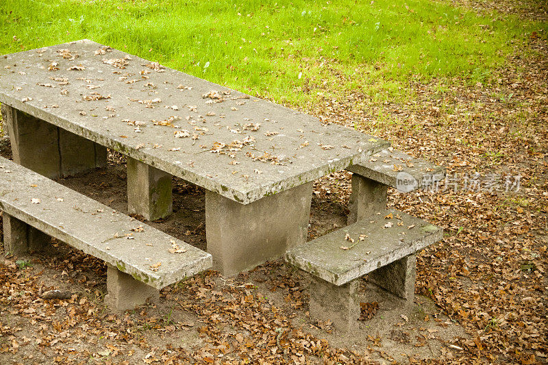 秋天的野餐桌和长椅。