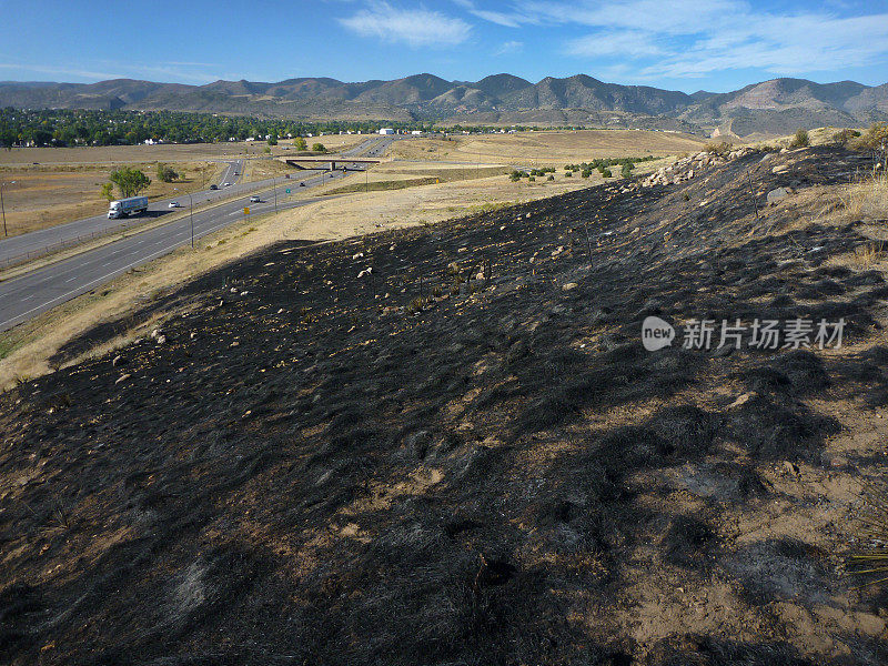 科罗拉多大火烧毁了沿着高速公路的熊溪山碳路