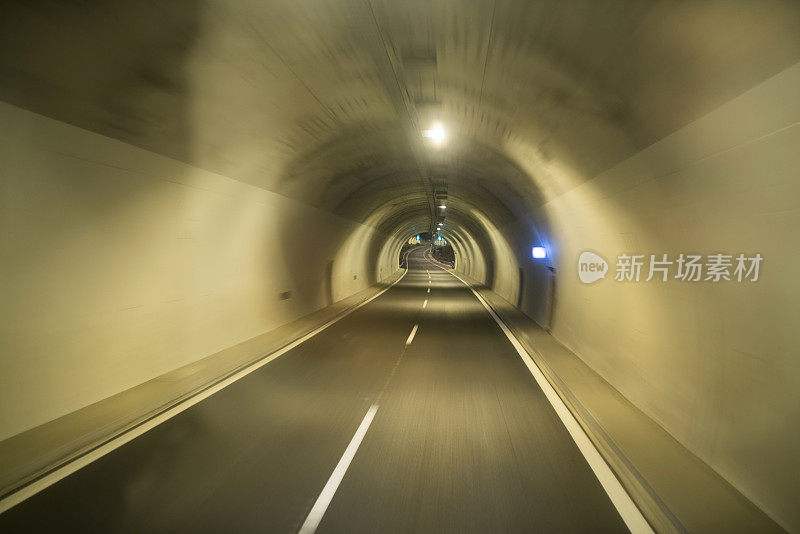 在夜间开车穿过隧道
