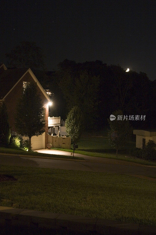 房子在夜晚+灯光和月亮