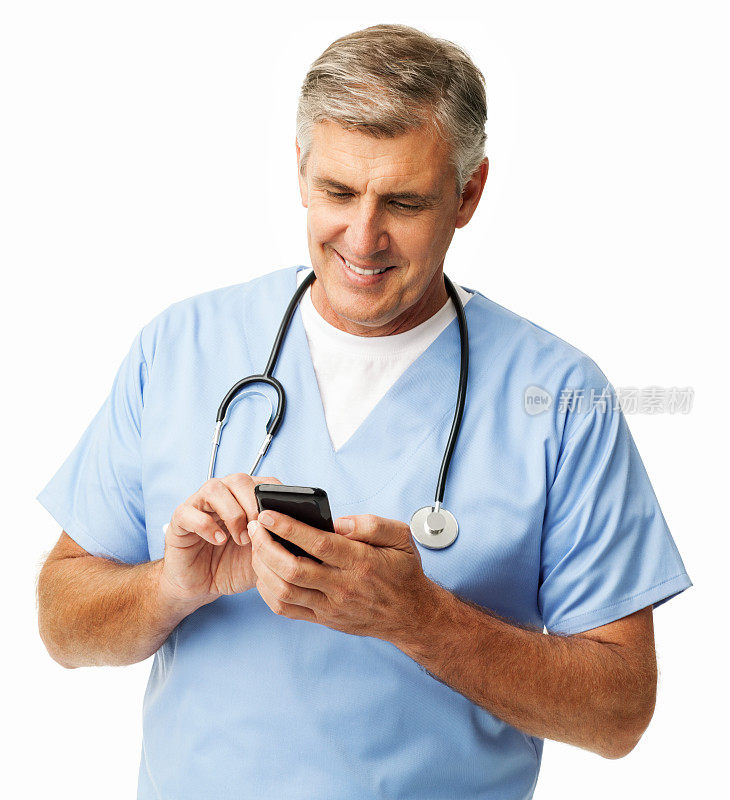 成熟男性医生使用智能手机