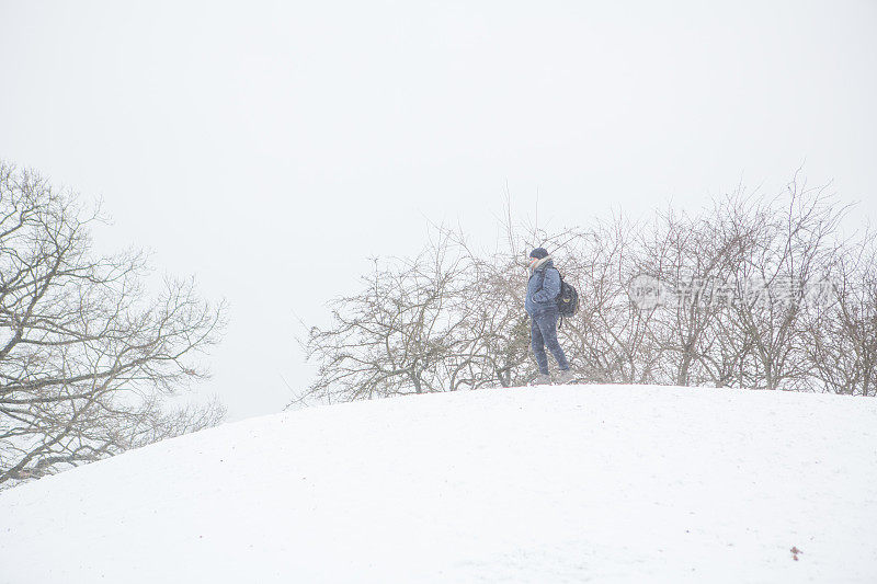 女士徒步到达雪山