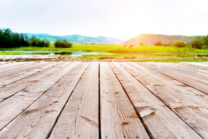木制甲板与绿色自然的背景