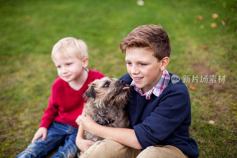 真诚的友谊――两个男孩和一只狗