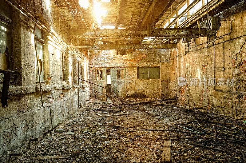 一个被破坏的旧工厂的废墟-城市摄影