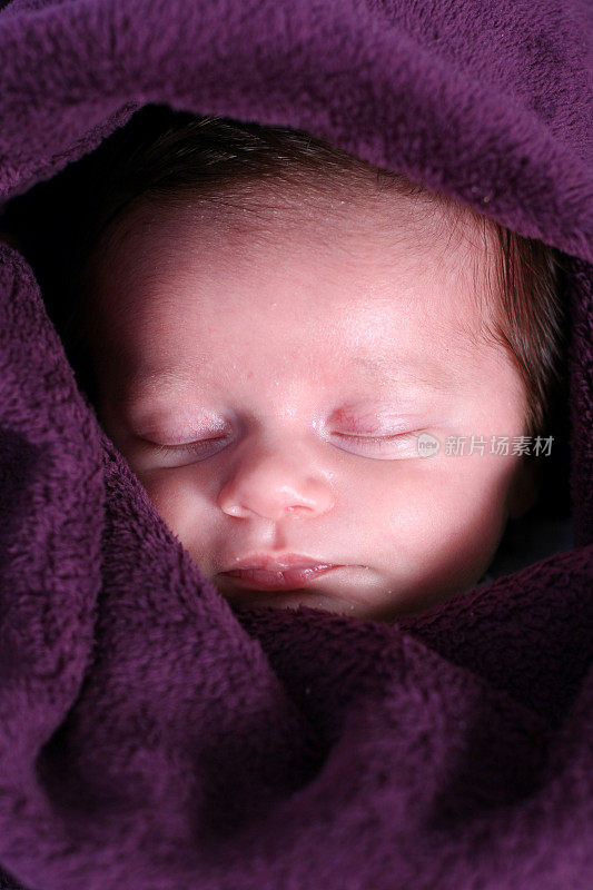 小女孩睡在毯子里