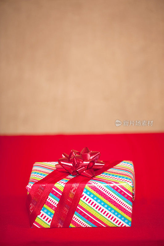 圣诞礼物包装上散焦的棕色和红色背景