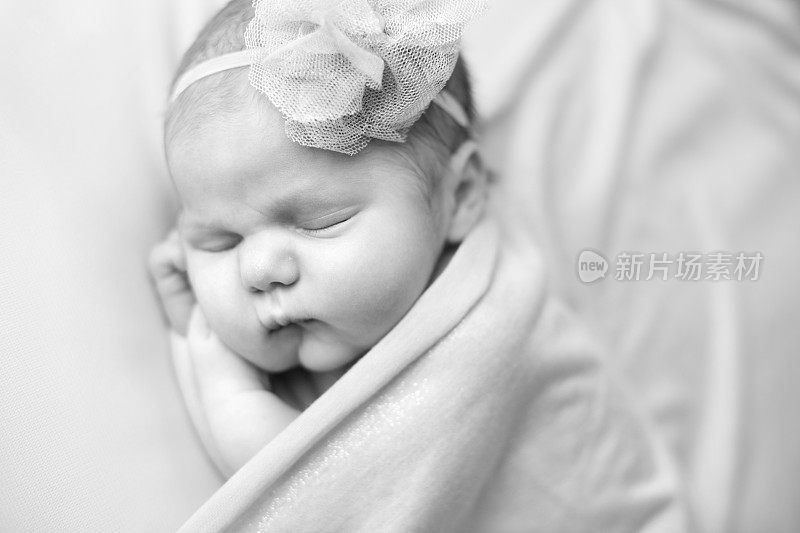 新生女婴安静地睡觉的黑白图像