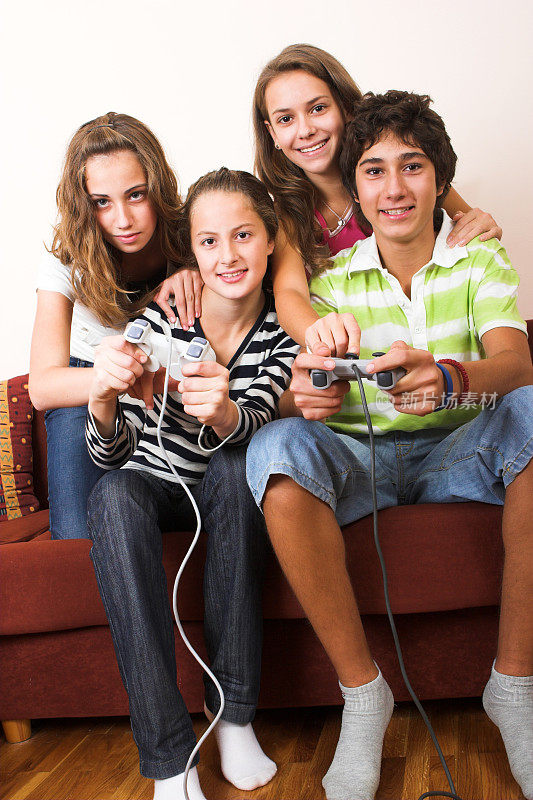 青少年玩电子游戏