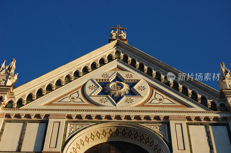 佛罗伦萨圣十字教堂正面的大卫之星