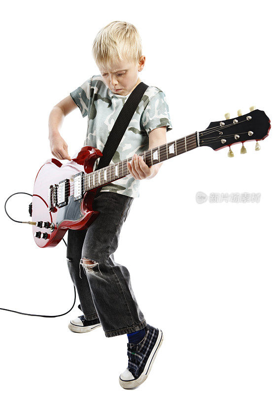 激情四射的6岁摇滚歌手在电吉他上敲击和弦