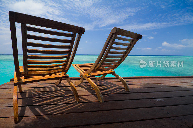 热带泻湖的两张太阳椅