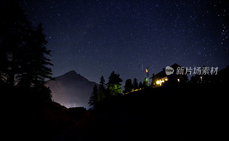 山景夜景在阿尔卑斯山夏伯顿山