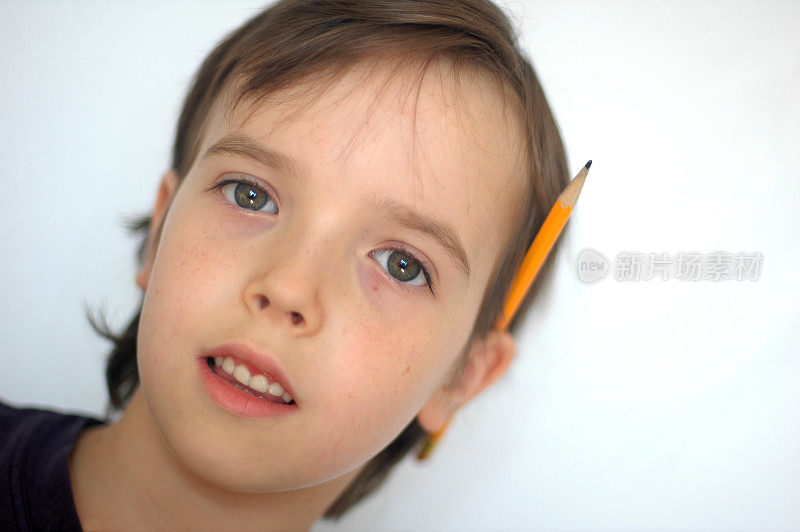 白种人小男孩，铅笔在耳朵后面