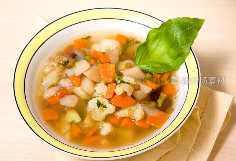 豆荚蔬菜汤