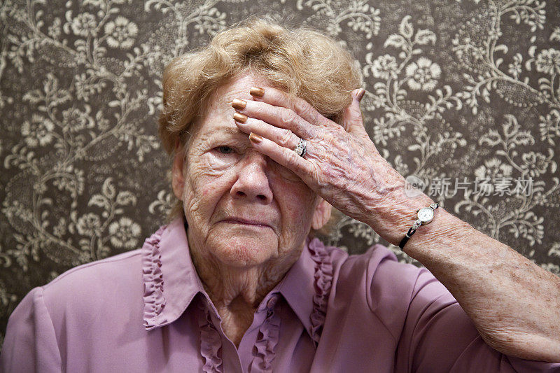 老年妇女头痛