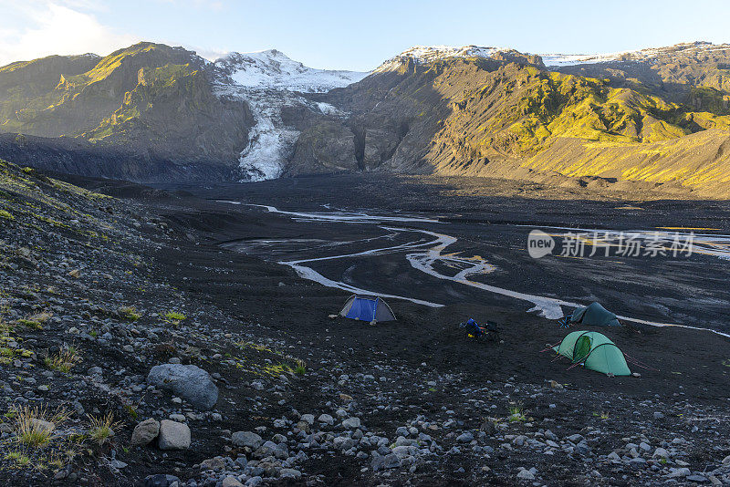 在火山上露营