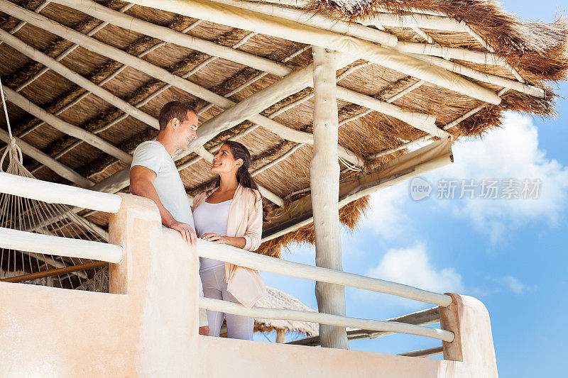 一对年轻夫妇在海滩度假胜地