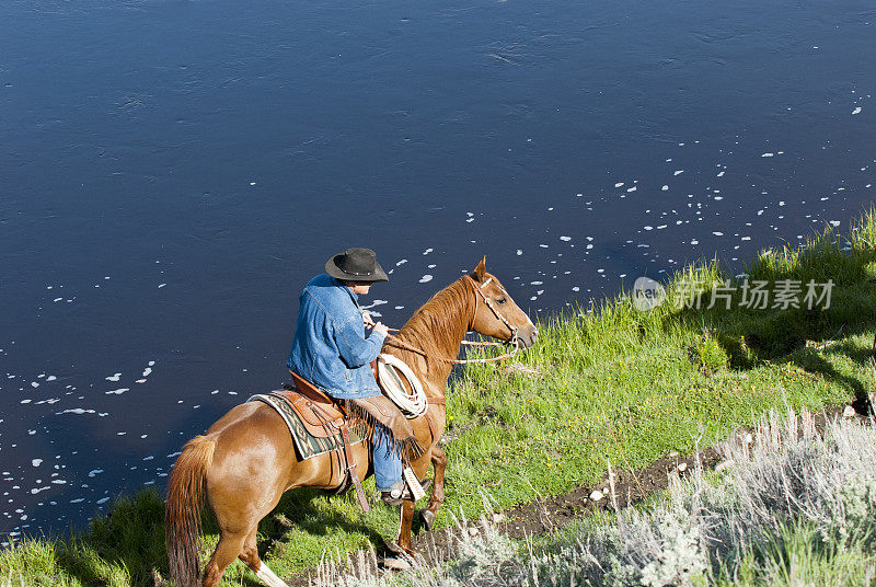 河边骑马的牛仔