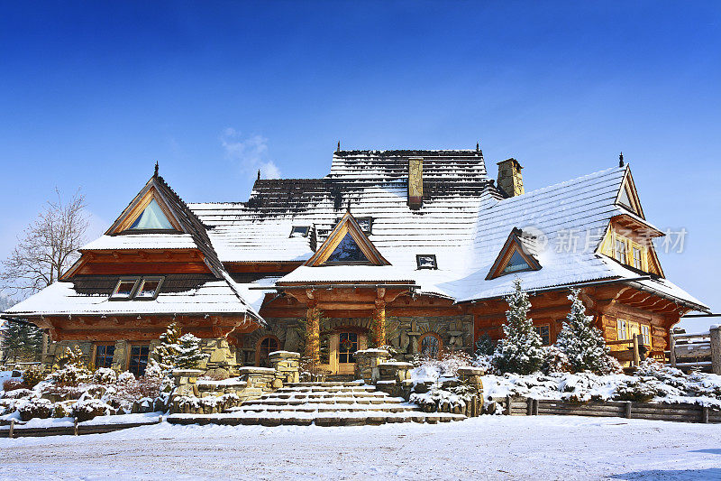 被雪覆盖的木制山间小屋