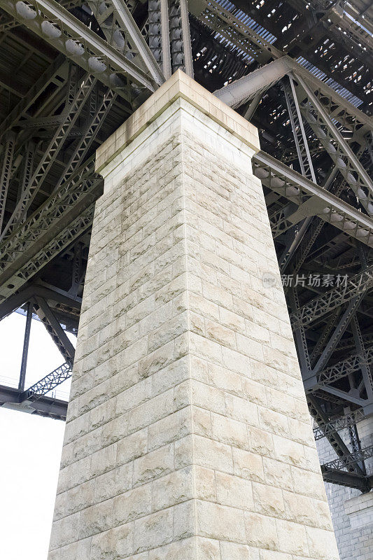 低角度的石柱，海港大桥澳大利亚悉尼