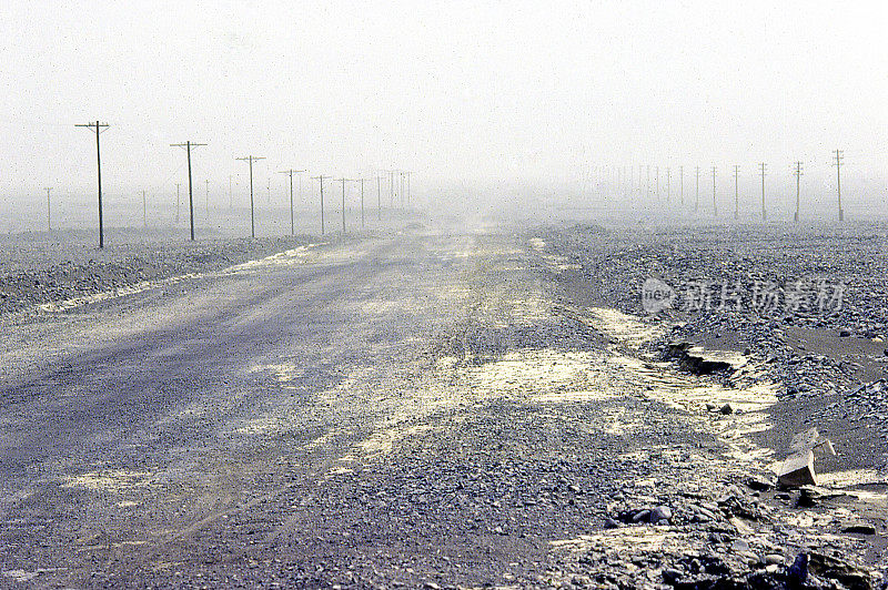 中国新疆吐鲁番盆地消失的乡村公路