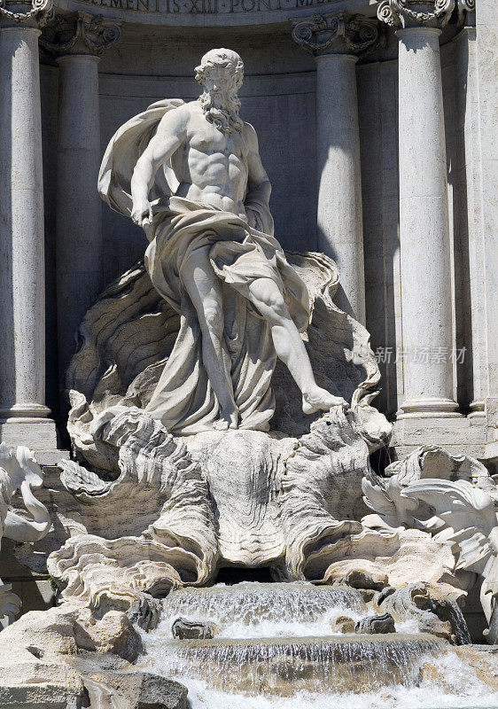 海王星的雕像。