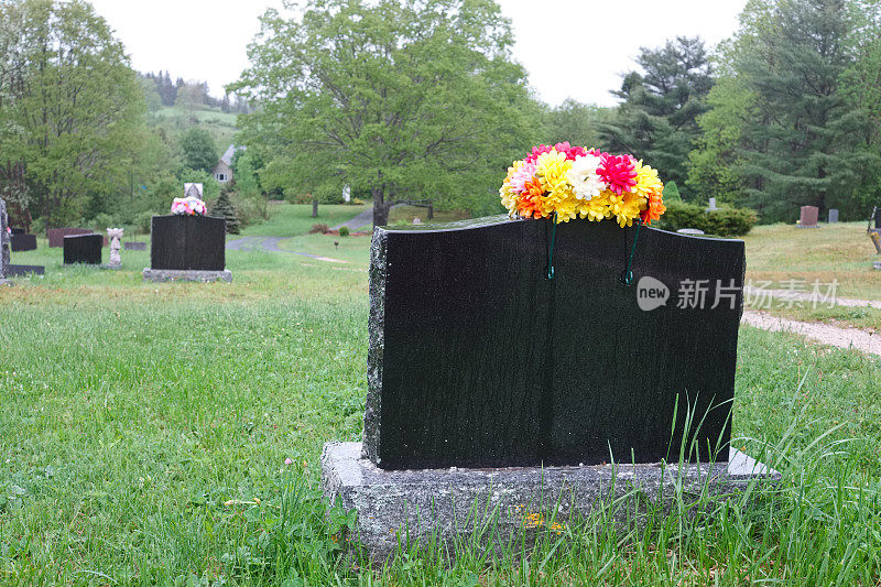 下雨天的墓地。