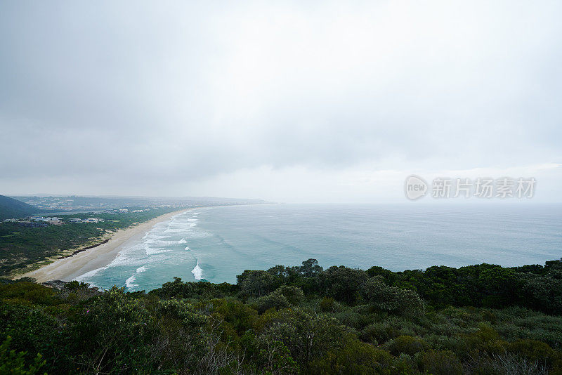 沿着海岸