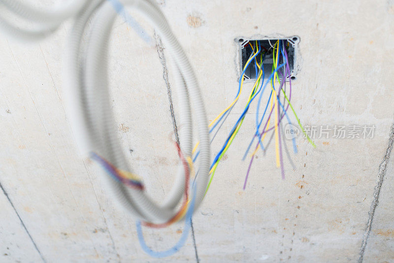 建筑工地天花板上悬挂的电缆和管道
