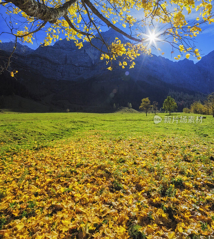 卡韦内尔阿尔卑斯山脉的Ahornboden五彩缤纷的秋天