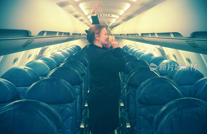 红发空姐在飞机上演示氧气面罩