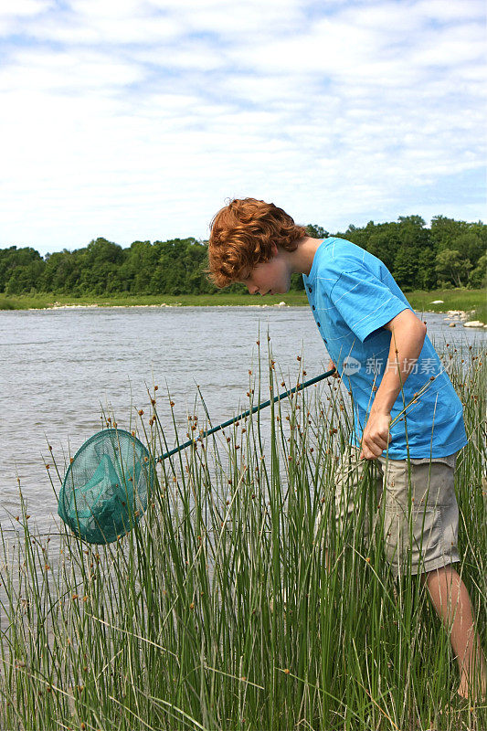 男孩和鱼网