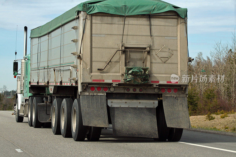 高速公路上的半自卸卡车，后视图